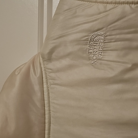 The North Face Peach and Cream Insulted Puffer Vest sz medium - Picture 7 of 8